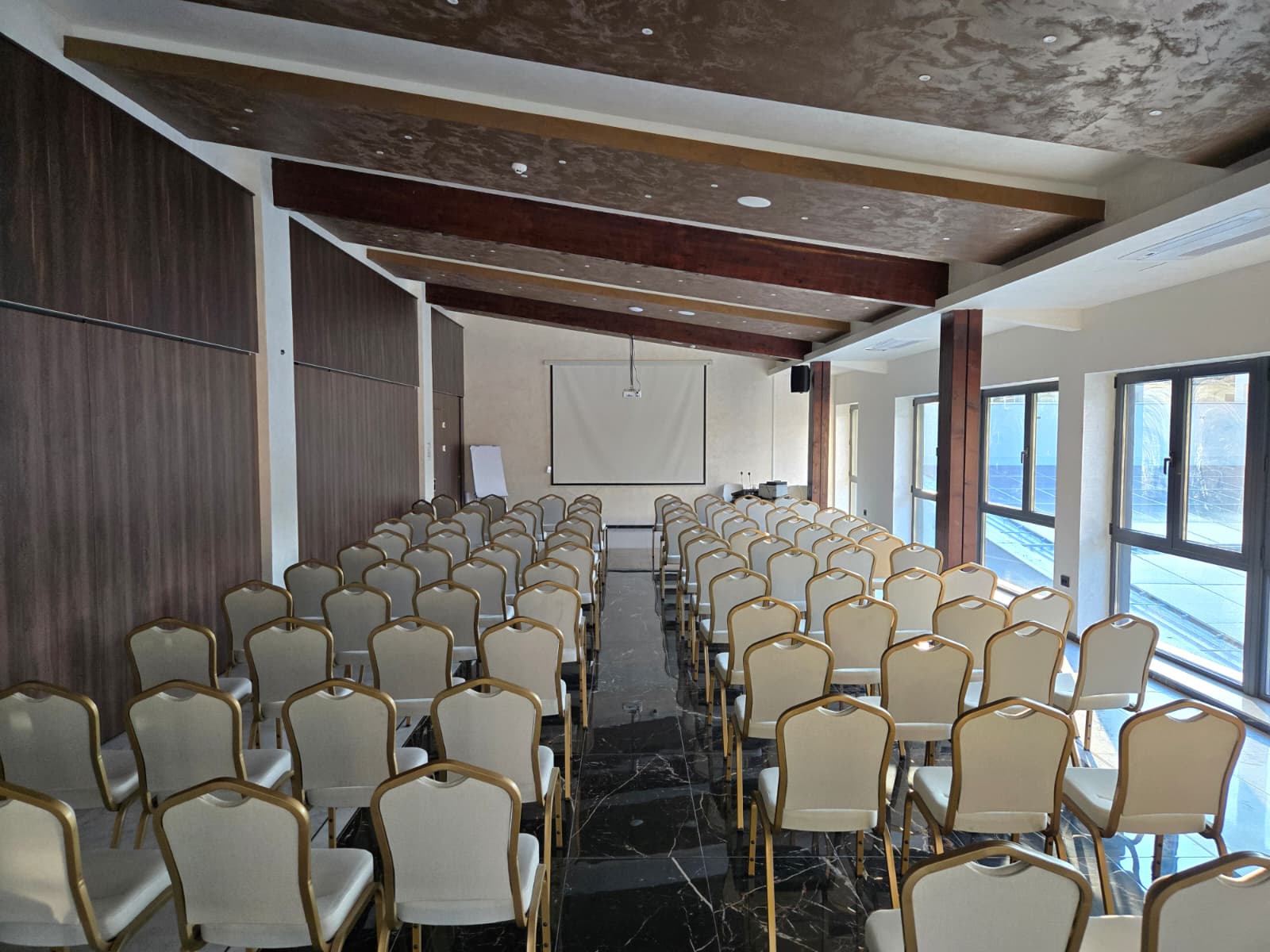 Konferencijska sala — osnovna fotografija
